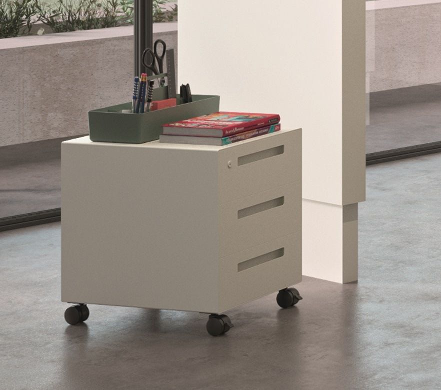 WORKSPACE WR40 Rollcontainer von Müller Möbelfabrikation in Weiß/Grau mit drei Schubladen und Rollen.